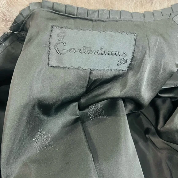 Chic Black Cape with Luxurious Fur Trim - Picture 4 of 4